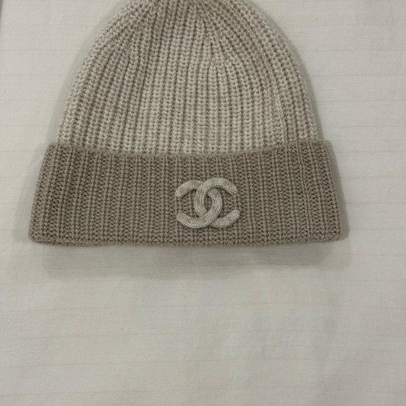 BNWT CHANEL BEIGE KNIT BEANIE - Picture 2 of 6